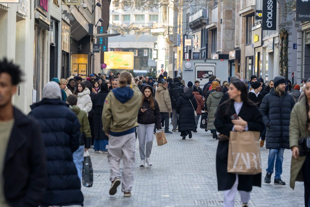 Menschen in einer Einkaufsstraße in Gent beim Start des Winterschlussverkaufs