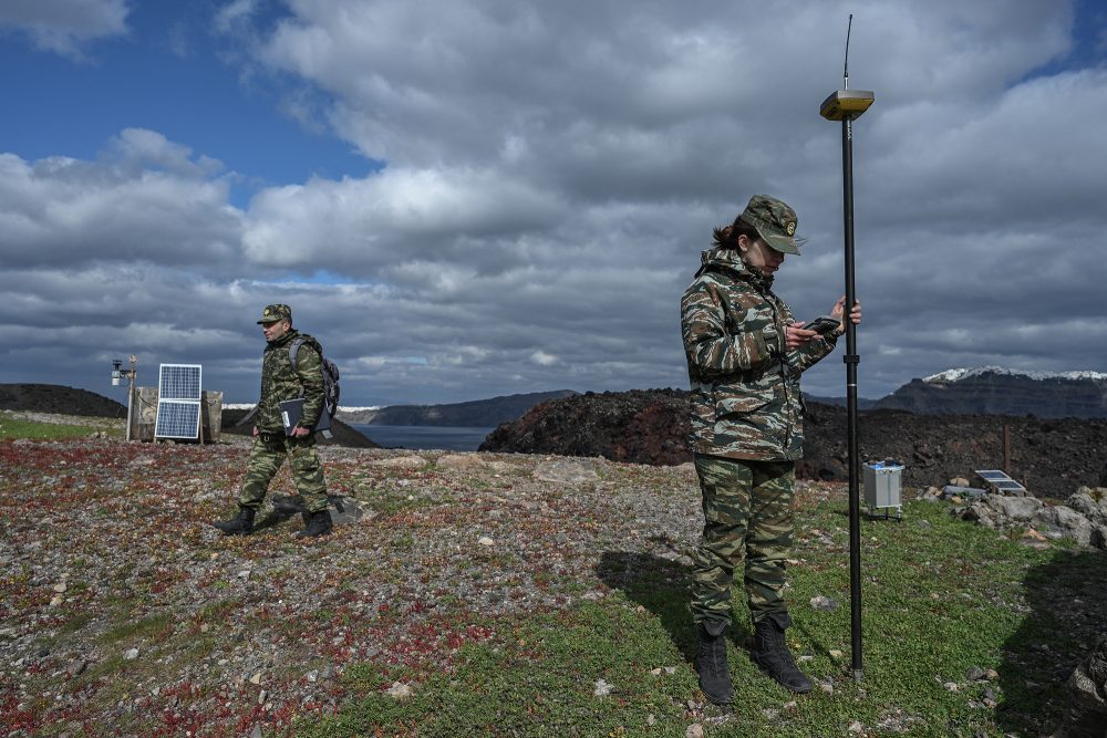 Mitarbeiter des geographischen Dienstes der griechischen Armee führen Messungen durch