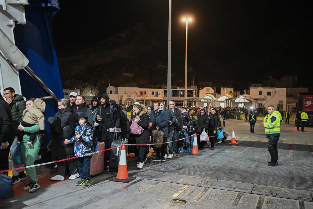 Menschen verlassen Santorini am Dienstagabend