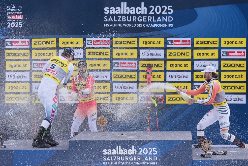 Atle Lie McGrath, Loic Meillard und Linus Strasser feiern auf dem Podium