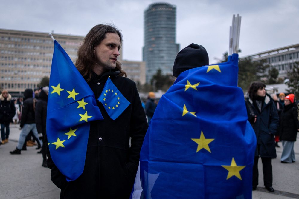 Demonstranten mit Europa-Flaggen in Bratislava