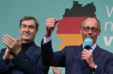 Markus Söder (CSU) und Friedrich Merz (CDU) feiern den Wahlsieg