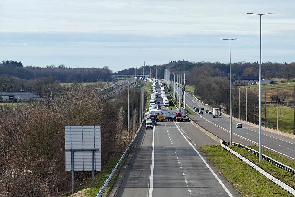 Laster auf E40 steht quer und sorgt für Stau