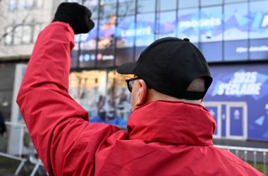 Demonstrant mit erhobener Faust