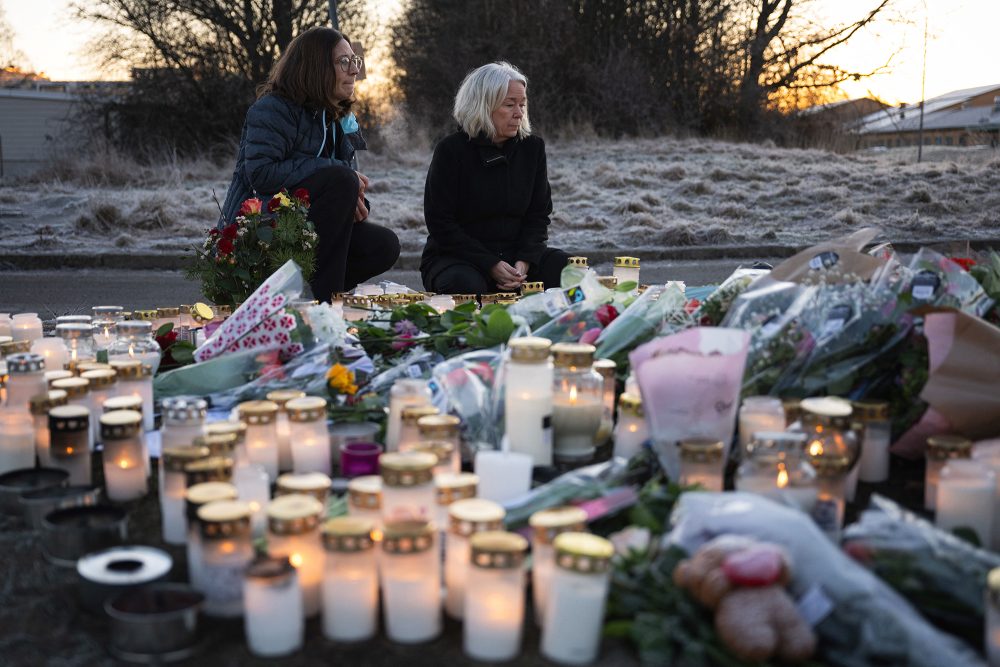 Kerzen und Blumen in Gedenken an die Opfer von Örebro