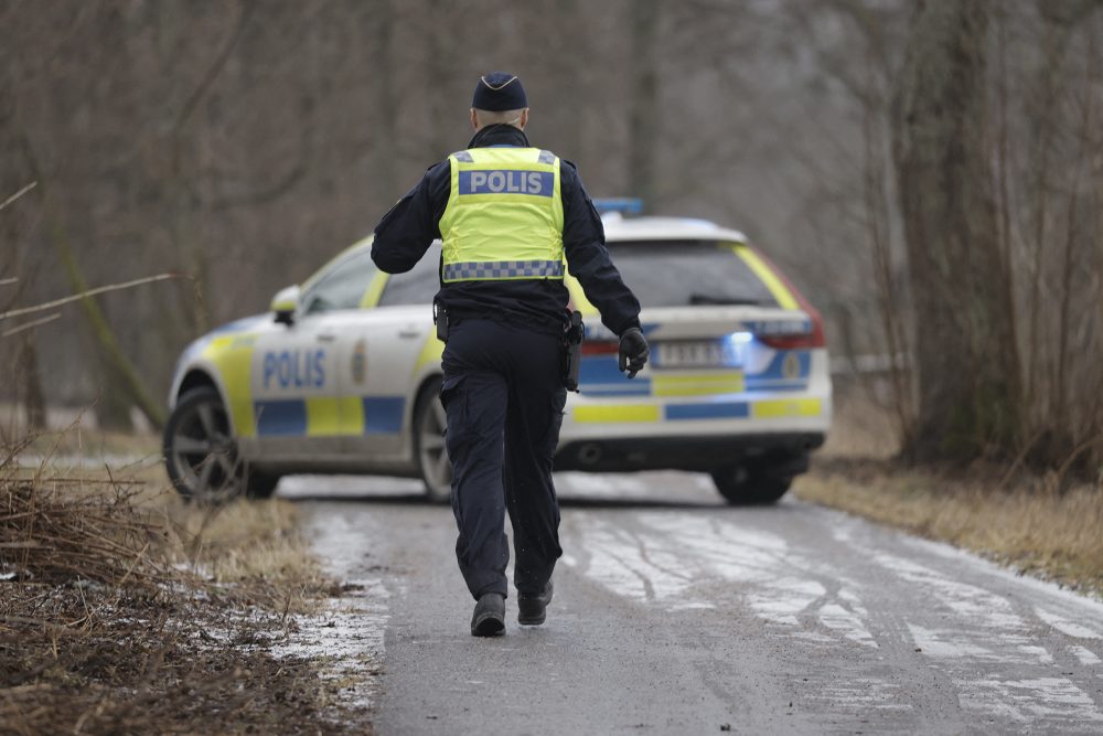 Polizei in der Nähe der Schule in Örebro