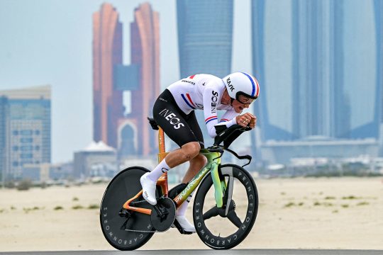 Joshua Tarling beim Zeitfahren der VAE-Tour