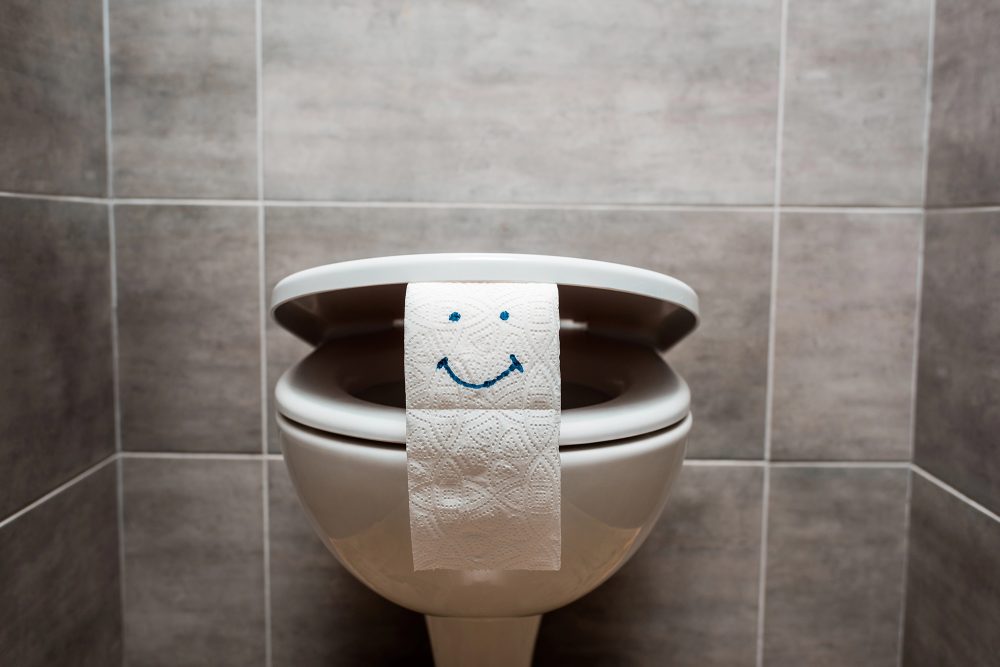 Toilettenschüssel mit Toilettenpapier