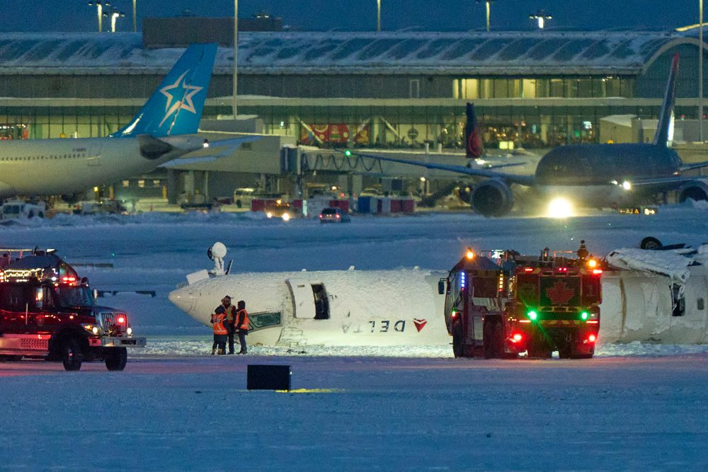 Das verunglückte Flugzeug am Flughafen von Toronto