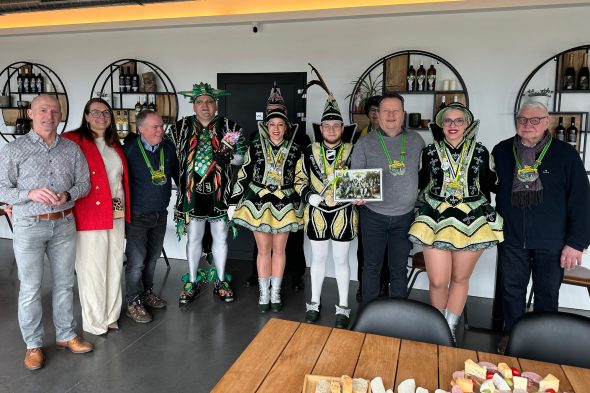 Gruppenbild mit dem Kelmiser Prinzengespann und Verantwortlichen der Kooperative "Vin du Pays de Herve"