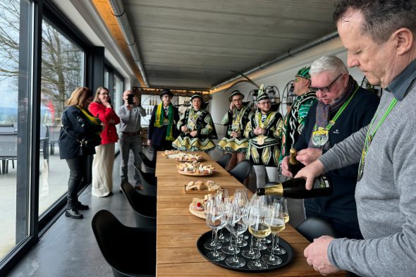 Weinverkostung mit dem Kelmiser Prinzengespann bei der Kooperative "Vin du Pays de Herve"