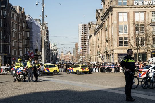 Die Polizei sperrt den Tatort in der Nähe des zentralen Dam-Platzes in Amsterdam ab