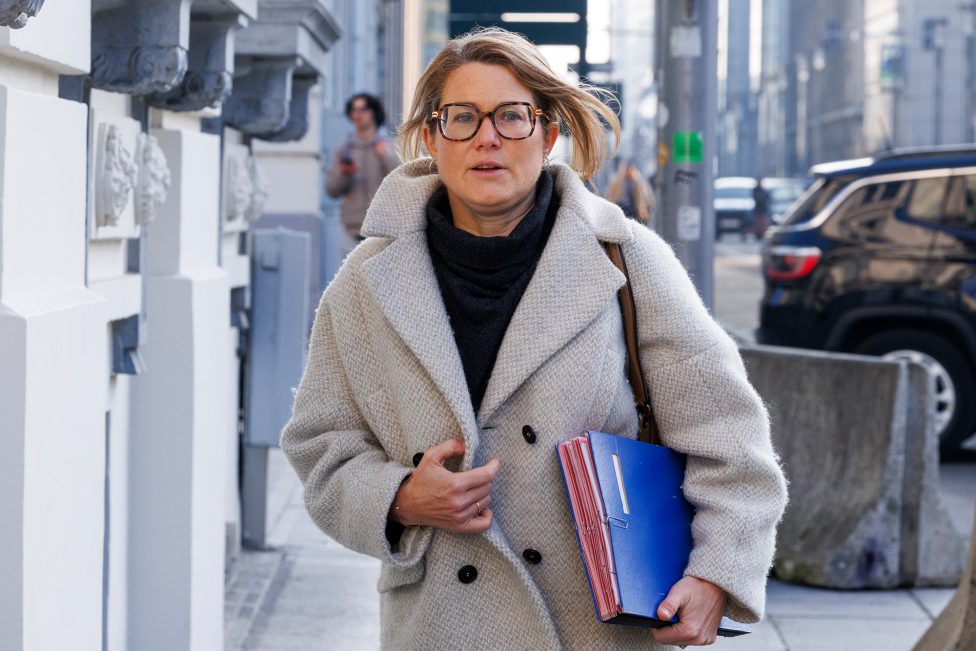 Anneleen Van Bossuyt hält Akten unter dem Arm und geht durch die Brüsseler Rue de la Loi zu einem Regierungstreffen