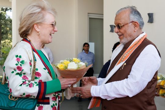 Prinzessin Astrid mit dem indischen Minister Suresh Kumar Khanna