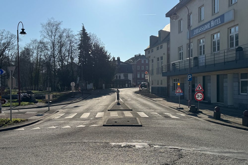 Blick auf die Einfahrt in den Schilsweg vom Kreisverkehr aus