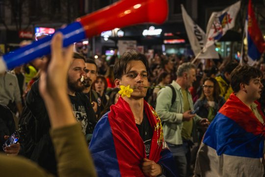 Belgrads Einwohner in Belgrad begrüßen die zu Fuß ankommenden Menschenmassen