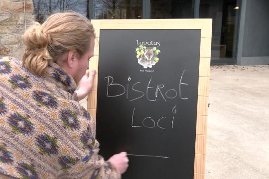 Schild der 'Brasserie Loci'