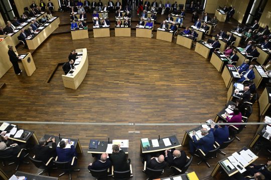 Im Tagungssaal des Bundesrats sitzen die Vertreter der Bundesländer an Pulten