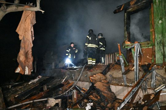 Rettungskräfte in einem zerstörten Gebäude in Charkiw nach dem Drohnenangriff am 29.3.