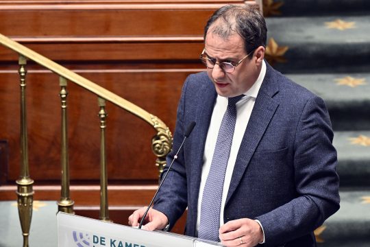 Arbeitsminister David Clarinval steht in der Kammer hinterm Rednerpult und spricht