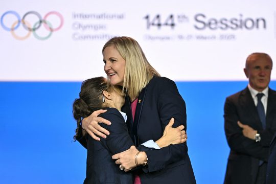 Kirsty Coventry wird nach ihrer Wahl beglückwünscht