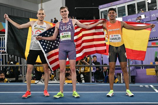 Der US-Amerikaner Josh Hoey, Eliott Crestan und der Spanier Elvin Josue Canales jubeln nach dem 800-Meter-Finale der Herren bei der Leichtathletik-Hallenweltmeisterschaft