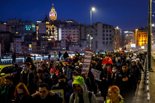 Begleitet von Polizisten ziehen Demonstranten durch Istanbul