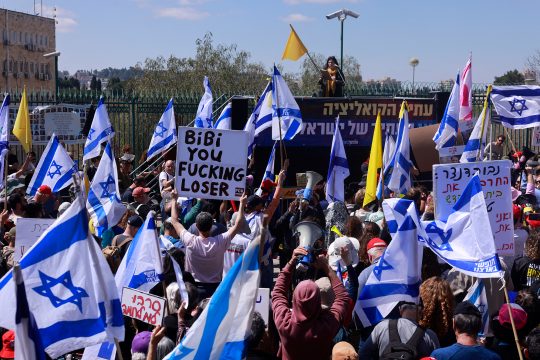 Regierungskritische Demonstranten halten Plakate hoch und rufen Parolen, während sie vor dem Büro des israelischen Ministerpräsidenten in Jerusalem protestieren