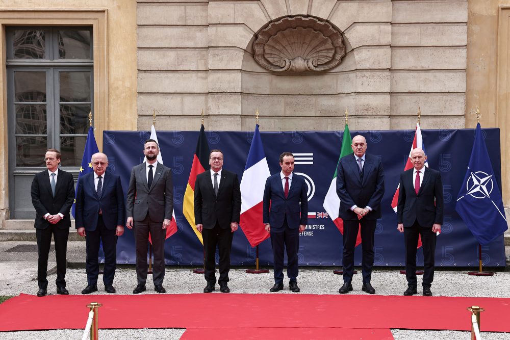 Polens Verteidigungsminister Wladyslaw Kosiniak-Kamysz, der deutsche Verteidigungsminister Boris Pistorius, der französische Minister für die Streitkräfte Sebastien Lecornu, der italienische Verteidigungsminister Guido Crosetto und der britische Verteidigungsminister John Healey posieren für ein Foto vor einem Treffen im Val de Grace in Paris