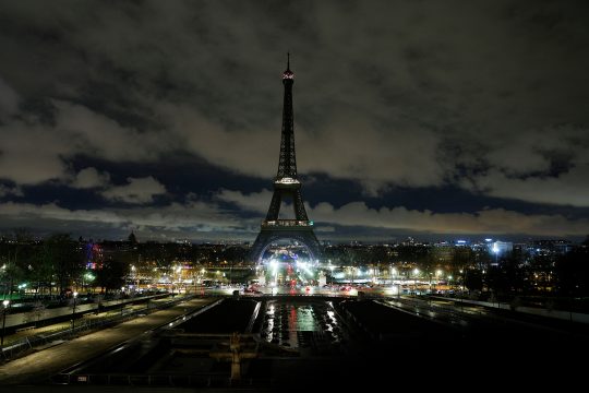 Blick auf Paris am Abend mit dem unbeleuchteten Eiffelturm