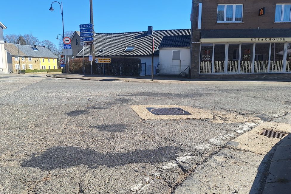 Straßenschäden an der Kreuzung Lagerstraße-Trierer Straße-Wirtzfelder Straße-Kalterherberger Straße in Elsenborn