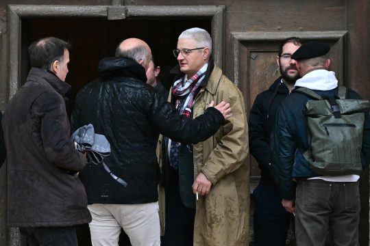 Philippe Vedovini, der Großvater von Emile, bei der Beerdigung seines Enkels im Februar