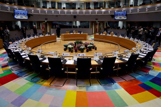 Der runde Tisch im Konferenzraum, der für den Gipfel der Europäischen Union genutzt wurde