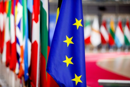 Flaggen der EU-Staaten beim Gipfeltreffen in Brüssel