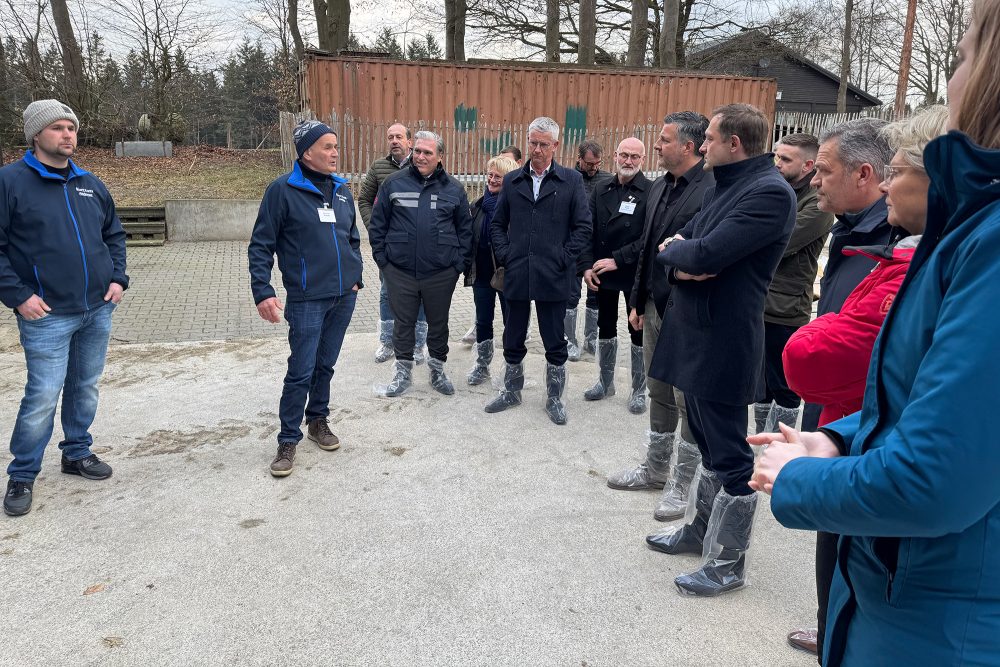 EU-Kommissar Christophe Hansen besucht den Hof der Familie Heinen in Weywertz