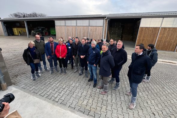 EU-Kommissar Christophe Hansen besucht den Hof der Familie Heinen in Weywertz