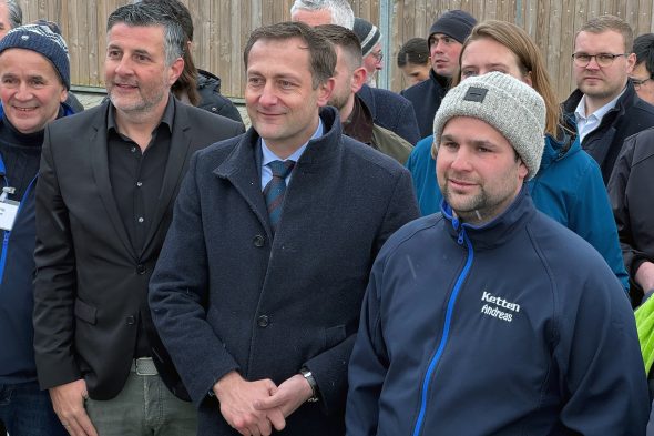 EU-Kommissar Christophe Hansen besucht den Hof der Familie Heinen in Weywertz