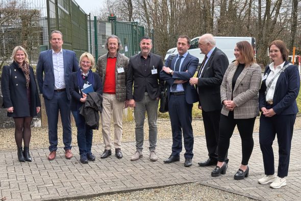 EU-Kommissar Christophe Hansen besucht den Hof der Familie Heinen in Weywertz