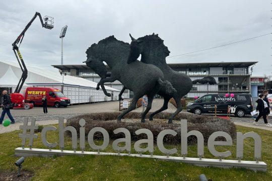 Eingangsbereich des CHIO Aachen mit einer Pferdeskulptur