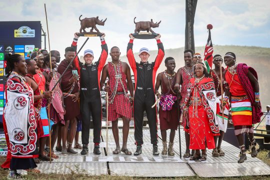 Elfyn Evans und Scott Martin auf dem Siegertreppchen der Rallye Kenia mit einem Masai-Stamm