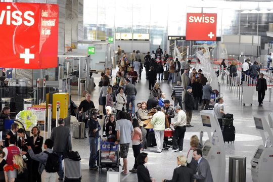 Viele Passagiere halten sich in der Abflughalle des Flughafens Zürich auf