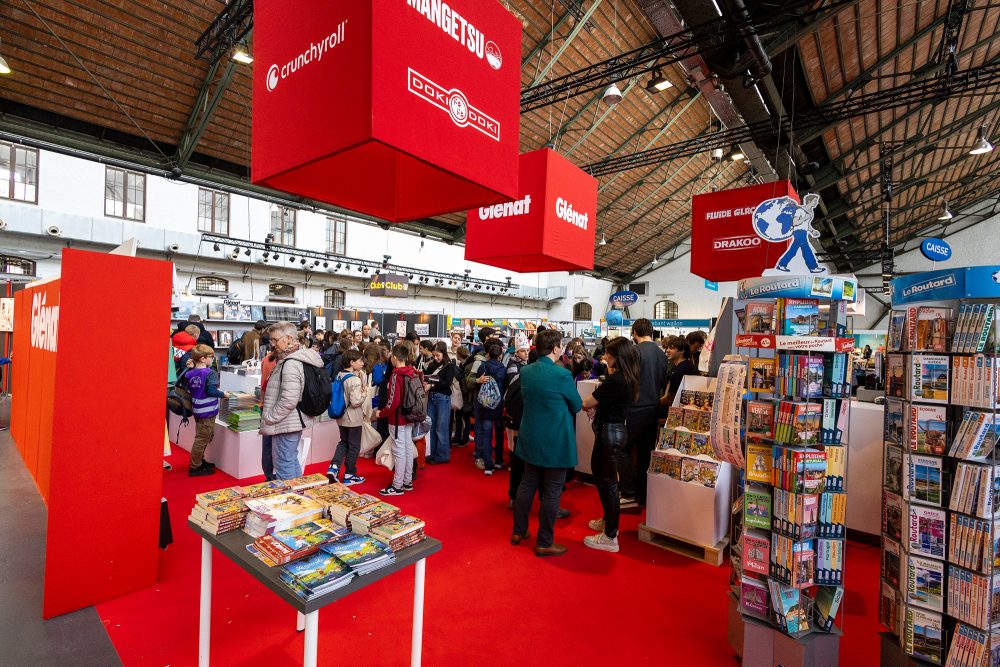 Zahlreiche Stände in einer Halle der Brüsseler Buchmesse