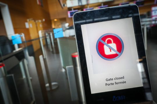 Generalstreik: Schild "Flugsteig geschlossen" am Flughafen Charleroi