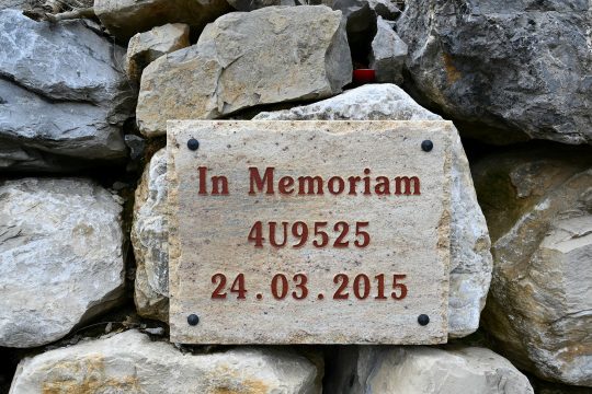 Gedenktafel in der Nähe der Absturzstelle mit der Flugnummer des betreffenden Germanwings-Flugs