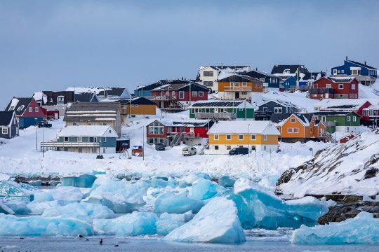 Kleine Eisberge treiben vor Grönlands Hauptstadt Nuuk im Wasser