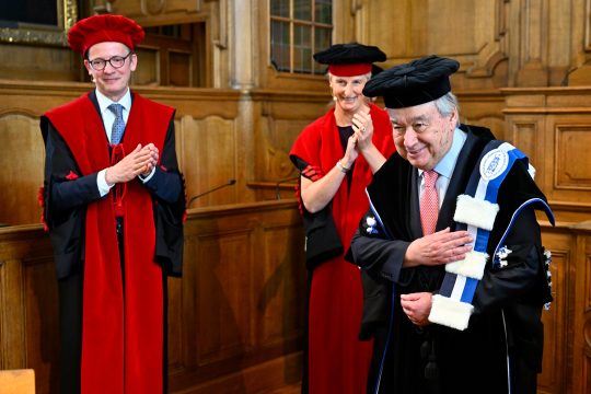 Luc Sels, Rektor der KU Leuven, Françoise Smets, Rektorin der UCLouvain, und UN-Generalsekretär Antonio Guterres bei der Zeremonie