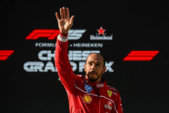 Nach der Sprint-Qualifikation in China: Lewis Hamilton winkt den Fans zu