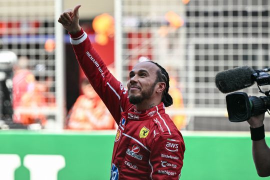 Daumen hoch bei Lewis Hamilton