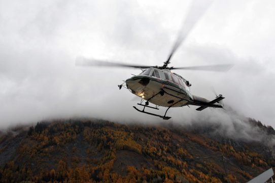 Rettungshubschrauber in den italienischen Alpen