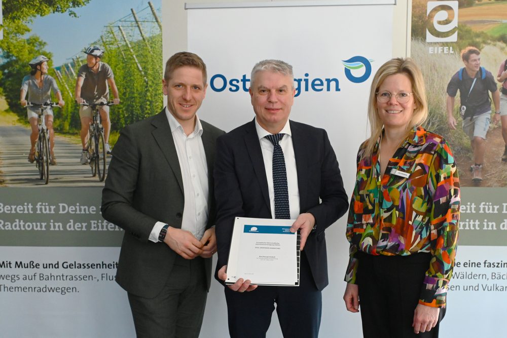 Landrat Markus Ramers, Aufsichtsratsvorsitzender der Eifel Tourismus GmbH, Minister Gregor Freches und Landrätin Julia Gieseking, Stellv. Aufsichtsratsvorsitzende der Eifel Tourismus GmbH